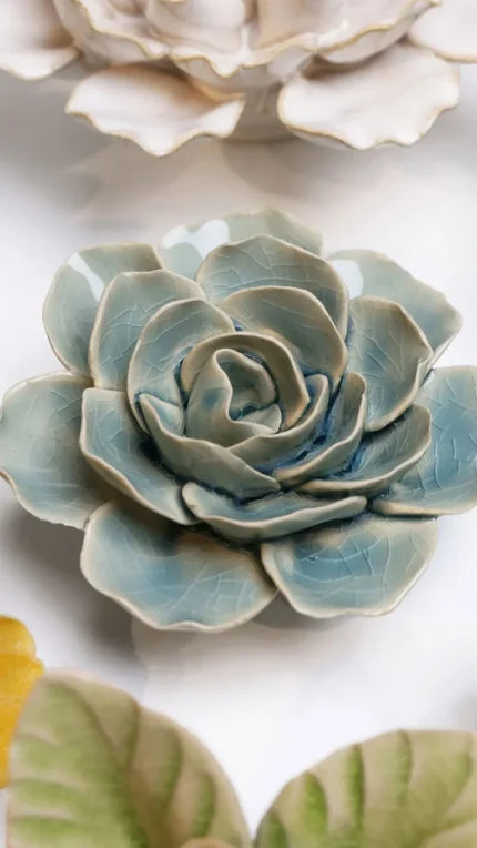 Keramieken bloem Ranonkel blauw (EG04)